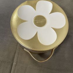 NWOT Mark Jacob Daisy gold cosmetic case