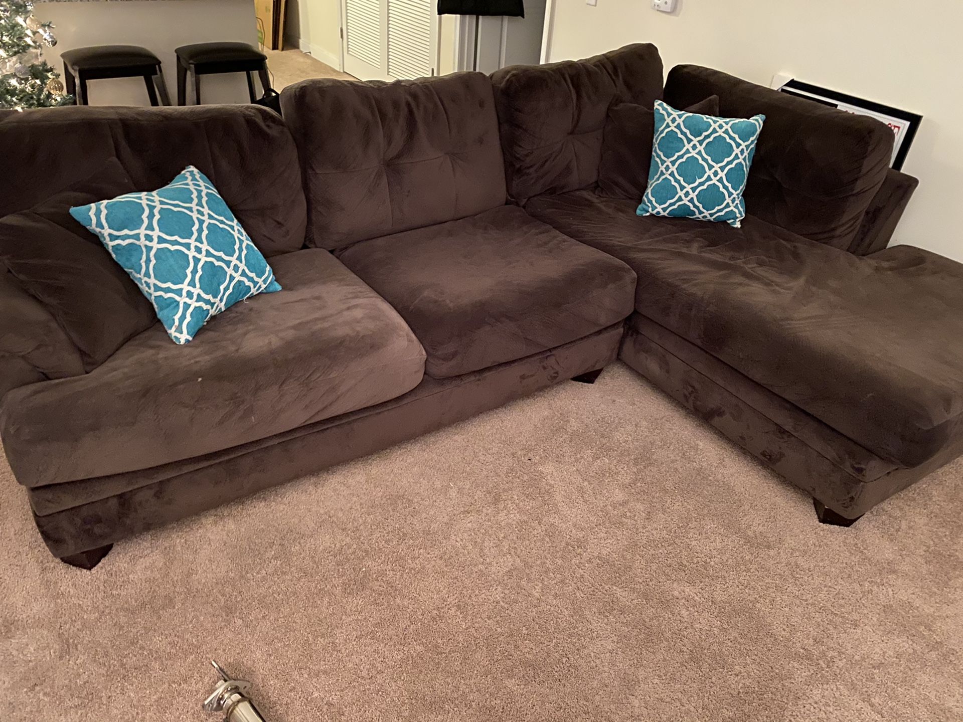 2pc sectional w/decorative pillows