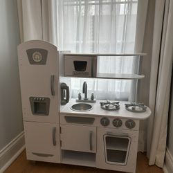 Brand New KidKraft Play Kitchen Set In White