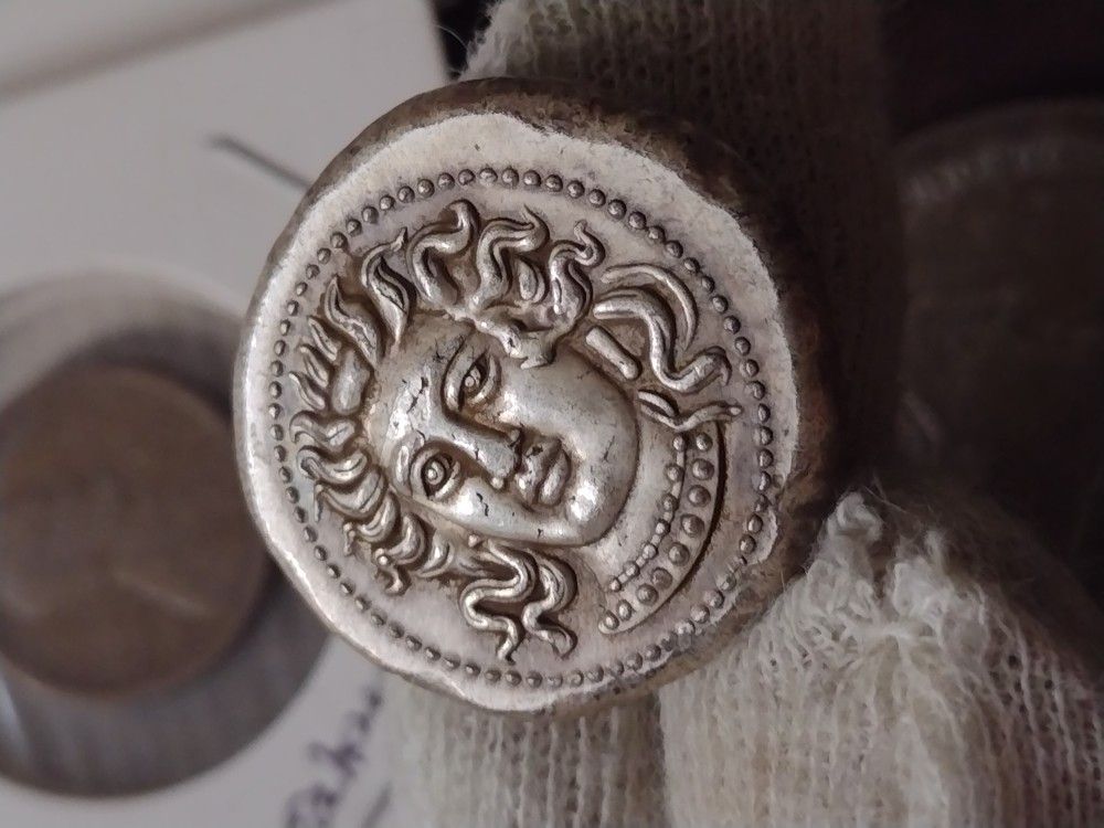 ** RARE ART NOVELTY** ANCIENT GREEK COIN THEBES BOEOTIAN SHIELD AMPHORA 325 BC. ( SILVER PLATED 18 GR )



