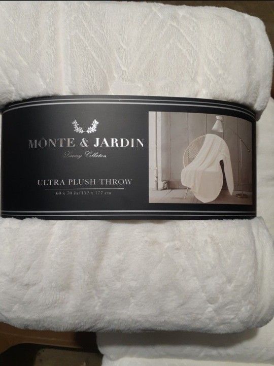 MONTE & JARDIN
BRAND NEW ULTRA PLUSH THROW 60 X 70 in / 152 X 177 cm