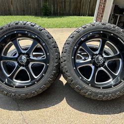 22x10 INCH HOSTILE OFF-ROAD RIMS WITH 33x12.50R22 NITTO TIRES