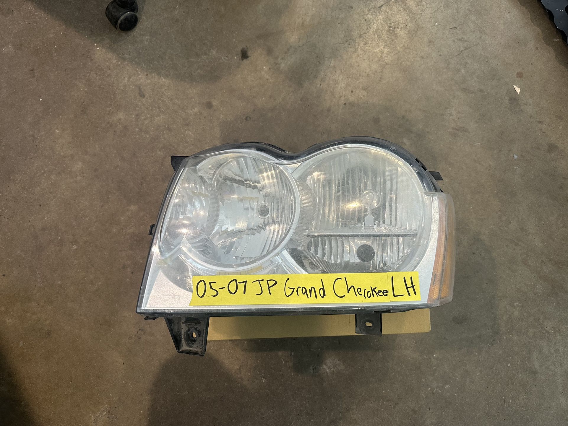 2005, 2006, 2007 Jeep Grand Cherokee Headlight Driver ( Used Car Parts )