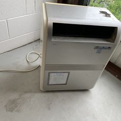 Portable Air Conditioner Or Space AC. 7,000 BTU.