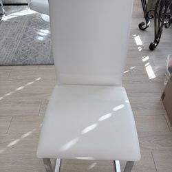 6 White Dining Chairs 