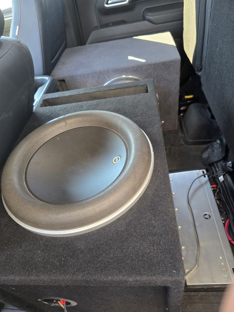 Selling  2 W7 Jl Audio 13.5