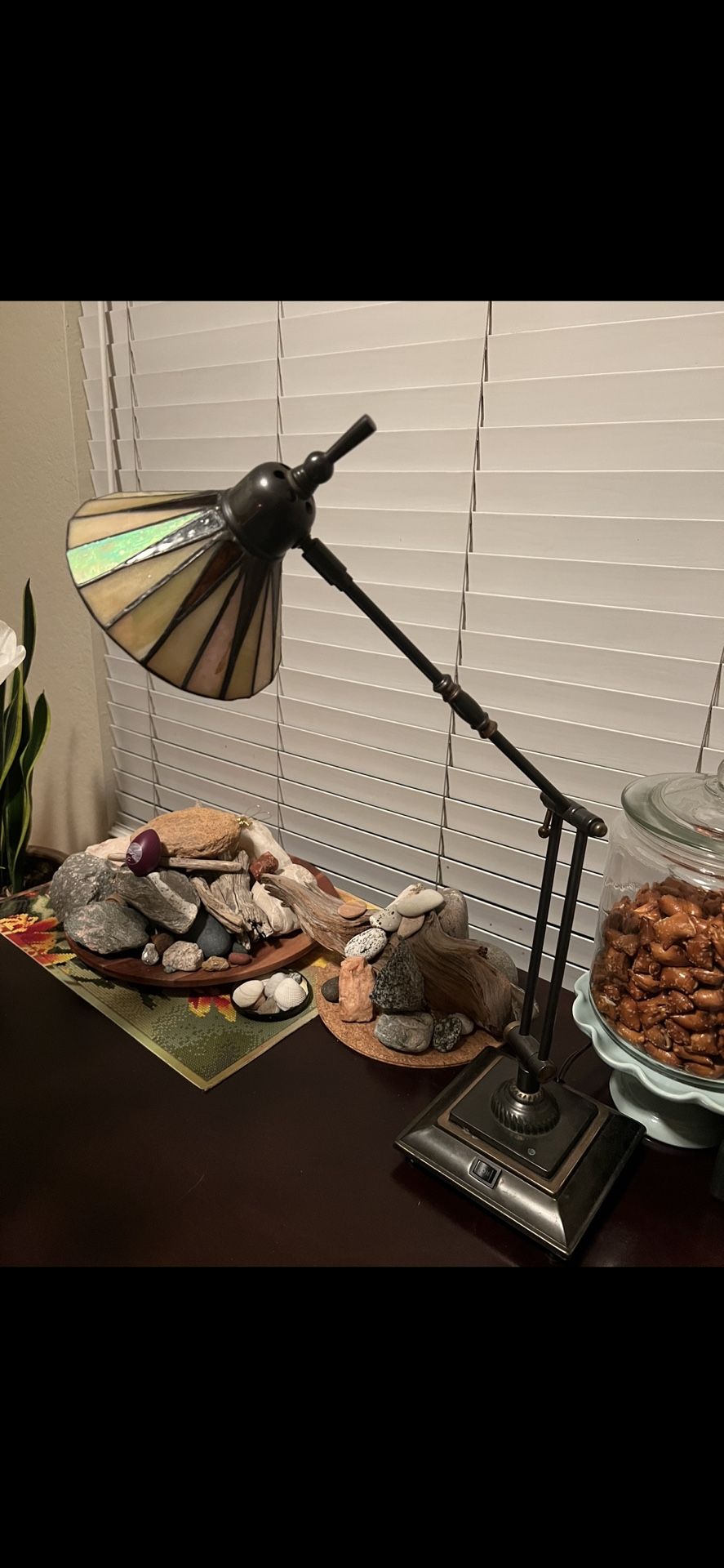 Quoizel Tiffany style swivel desk lamp