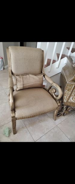 Nice arm chair with matching pillow