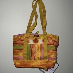 FLAVIA PEACHES & POMEGRANATES 2006 BATH & BEAUTY TOTE BAG. Not sure if toiletries are still good. Scrub has dried up. Body wash & lotion still have so