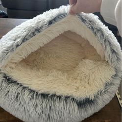 Cat bed with hood 