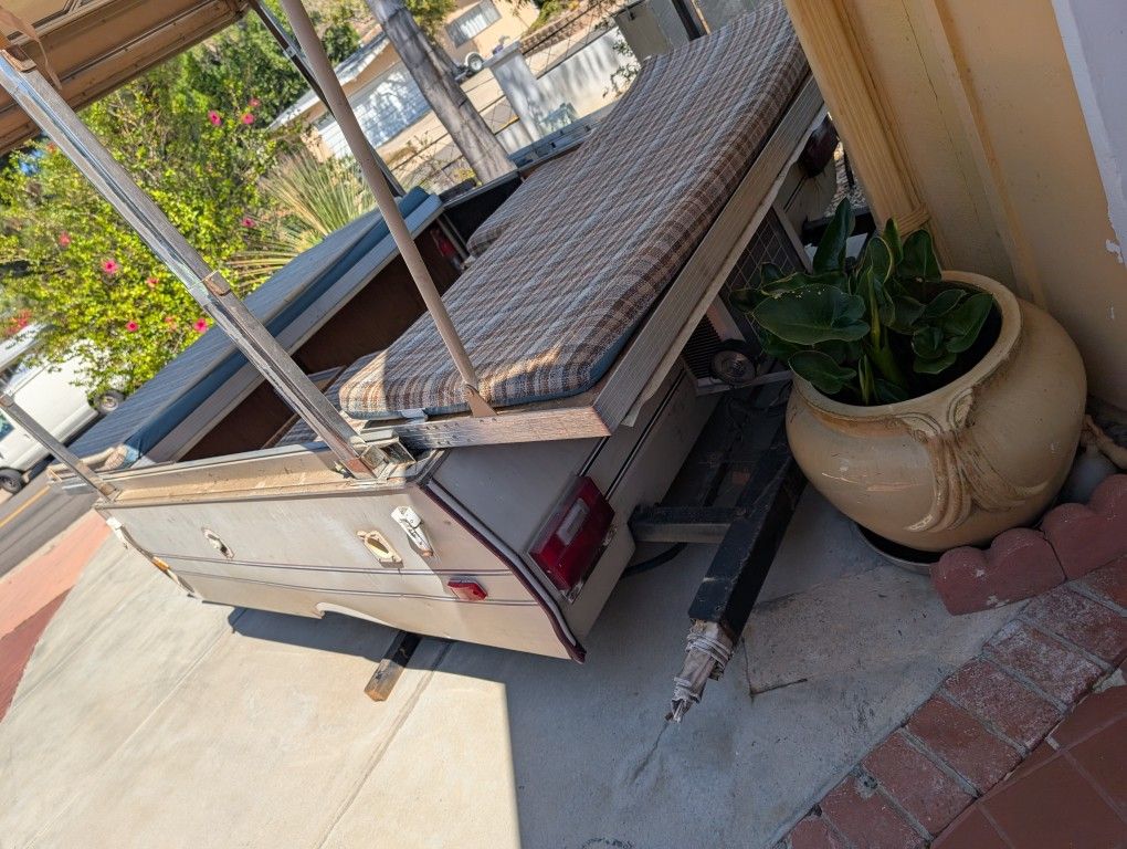 Pop Up Trailer In Good Condition Missing The Nut But Everything Else Is Good
