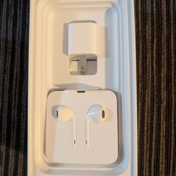 iPhone Ear Pods/ Ear Buds With Lightening Charger White  NEW IN Phone Box