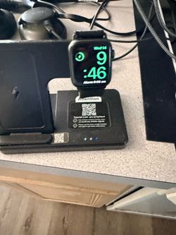 Apple series 3 watch and 3-in-1 Wireless Charging Station Black