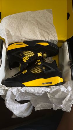 Jordan 4 thunders size 11 black in yellow