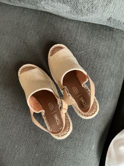 Tom’s Tan Wedgy Shoe size 8