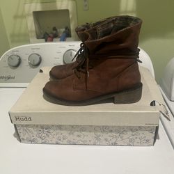 Woman’s Size 8 Mudd Boots 