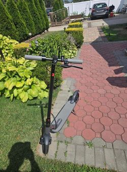 BRAND NEW!!! Electric ladped scooter