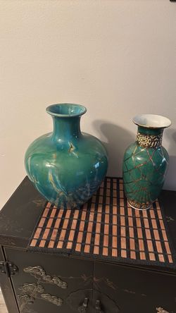 2 Vases