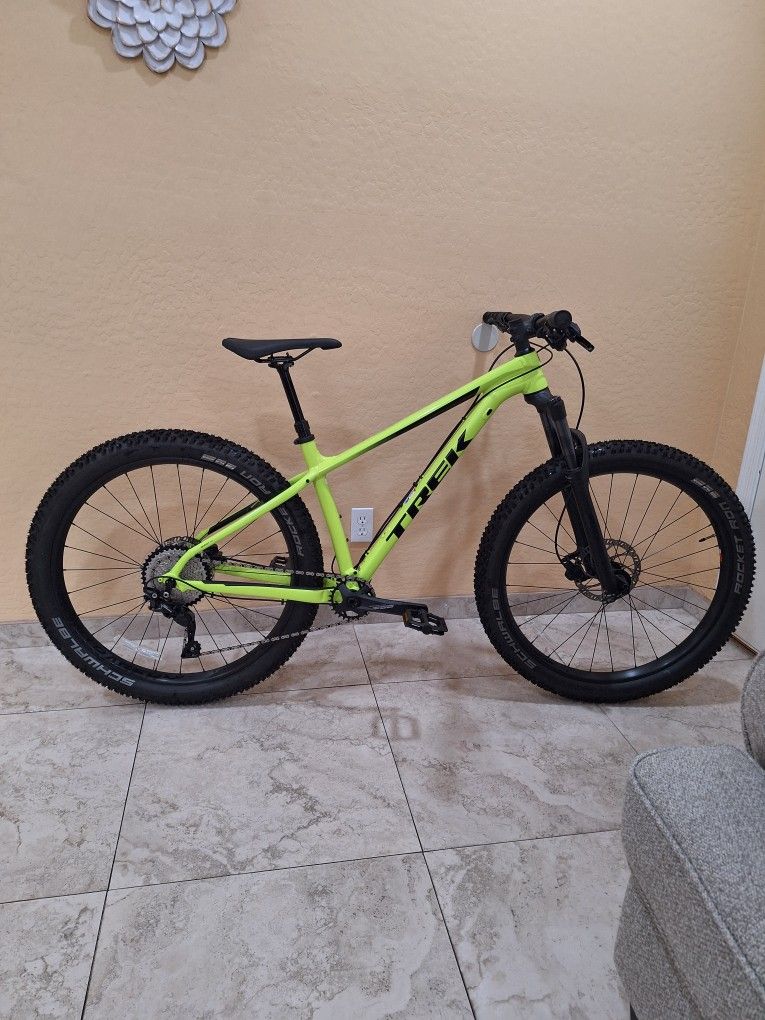 TREK ROSCOE 7 MOUNTAIN BIKE 27.5 INCH 1 X 10 SPEED DROPPER POST SEAT ROCKSHOX LOCKOUT FRONT SUSPENSION ( MEDIUM ) LIKE NEW