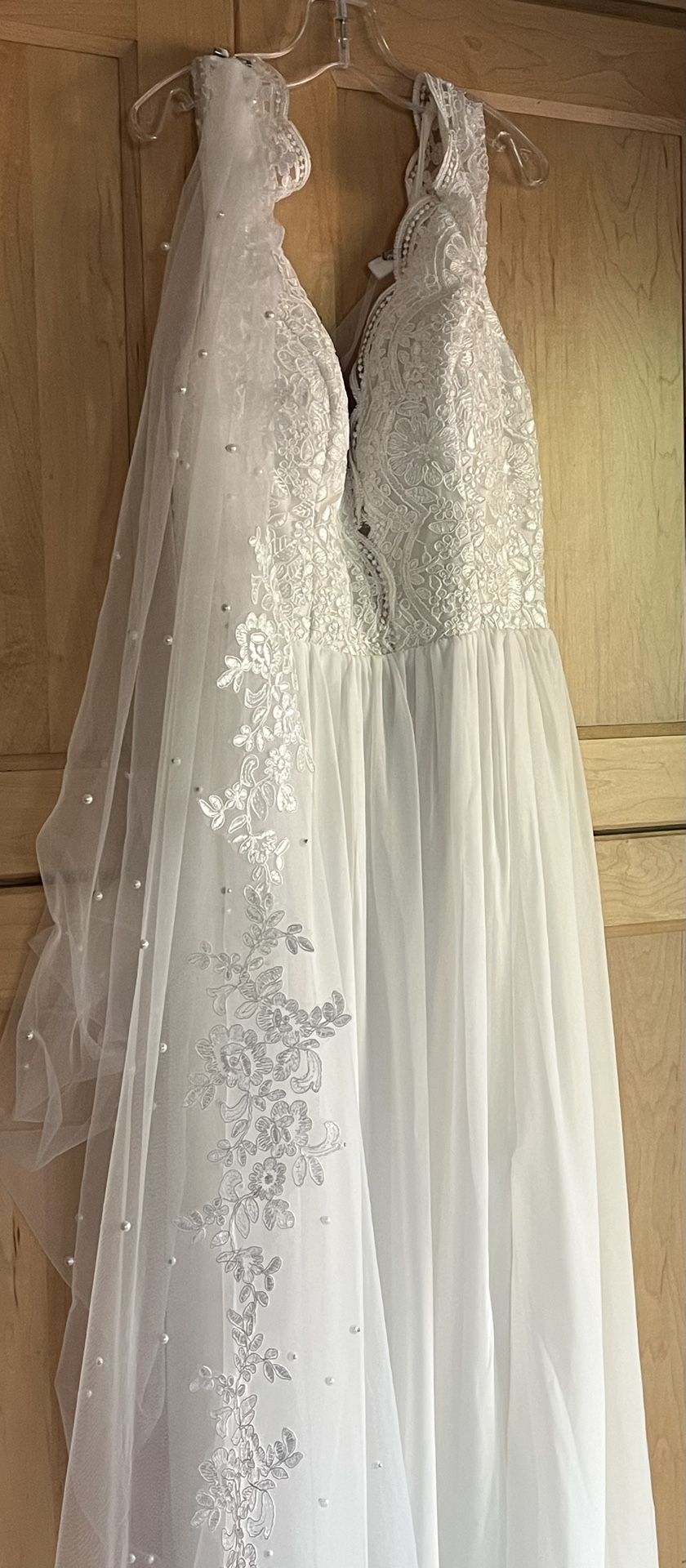 Beautiful Fashion Nova Bridal Gown with Train (Size Small) -  buitengewoonvitaal.nl
