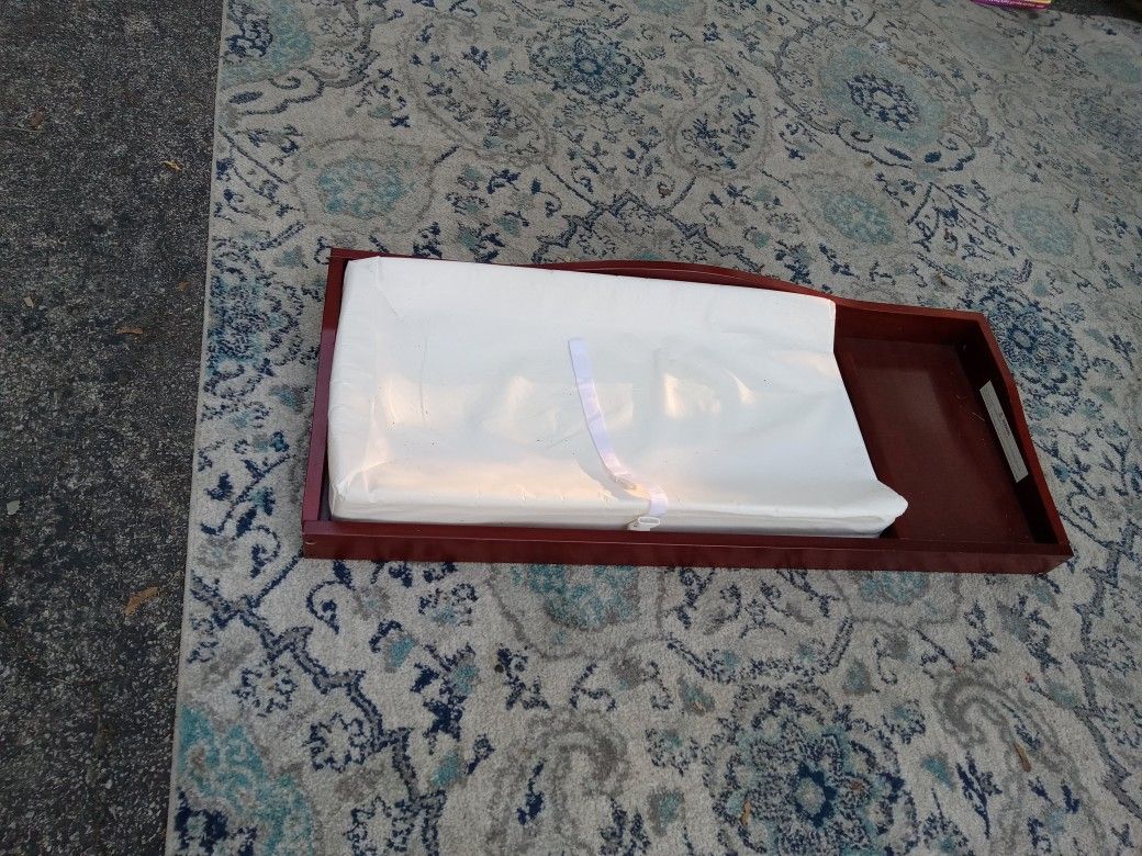 VERY NICE BABY CHANGING. TABLE. TEN. DOLLARS