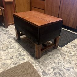 Pine Stained End Table   -  Excellent Condition 