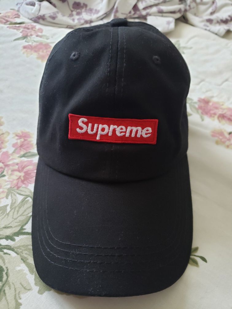 Logo Supreme Hat
