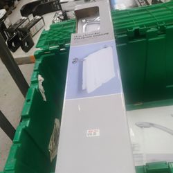 OakBrook Polish Chrome Towel Bar 18 in. L Zinc