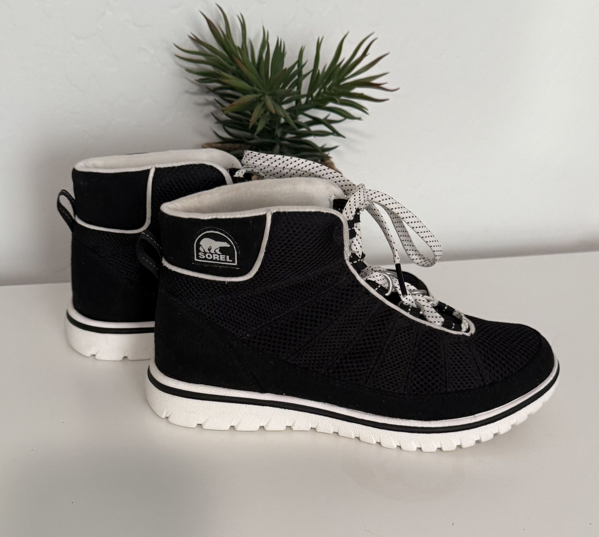 New SOREL Tivoli Go High Top Sneaker Boots Rocket Black Womens Size 6 Shoes