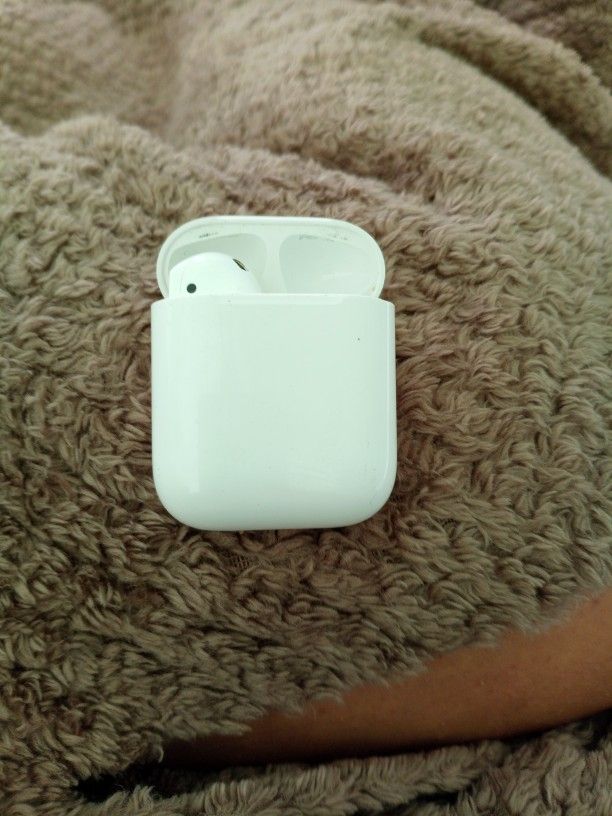 Apple Air pods With Left Ear Bud