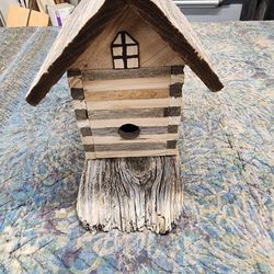 SMALL LOG CABIN BIRD HOUSE