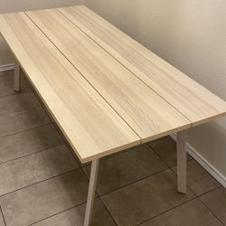 IKEA table in perfect condition – only used for 6 months.