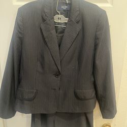 Jones Wear Black pinstriped Women’s Suit 