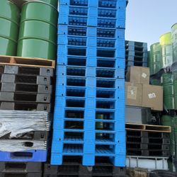 Heavy Duty Plastic Pallets $10 each) 