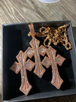 Beautiful shiny rosegold iced out triple cross pendant with 22in rope twist chain