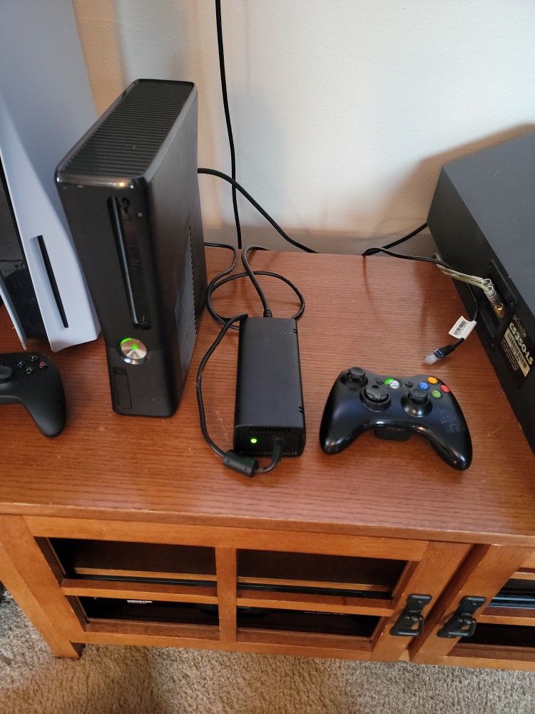 Microsoft White Xbox 360 Fat System HDMI 120gb System Console Tested for  Sale in Virginia Beach, VA - OfferUp