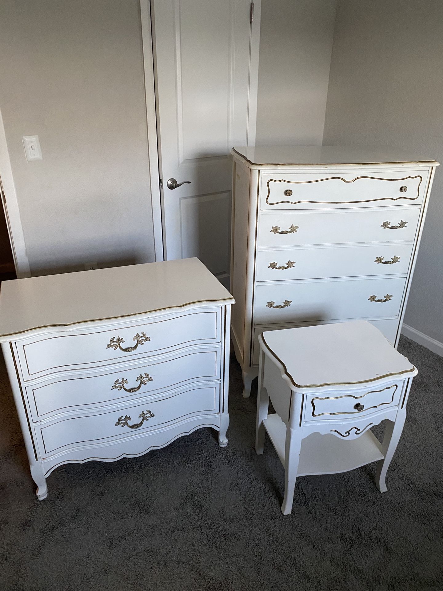 Vintage Cottage Core Bassett 3 Piece Dresser Nightstand Chest Bedroom Set Cream/Gold Provincial