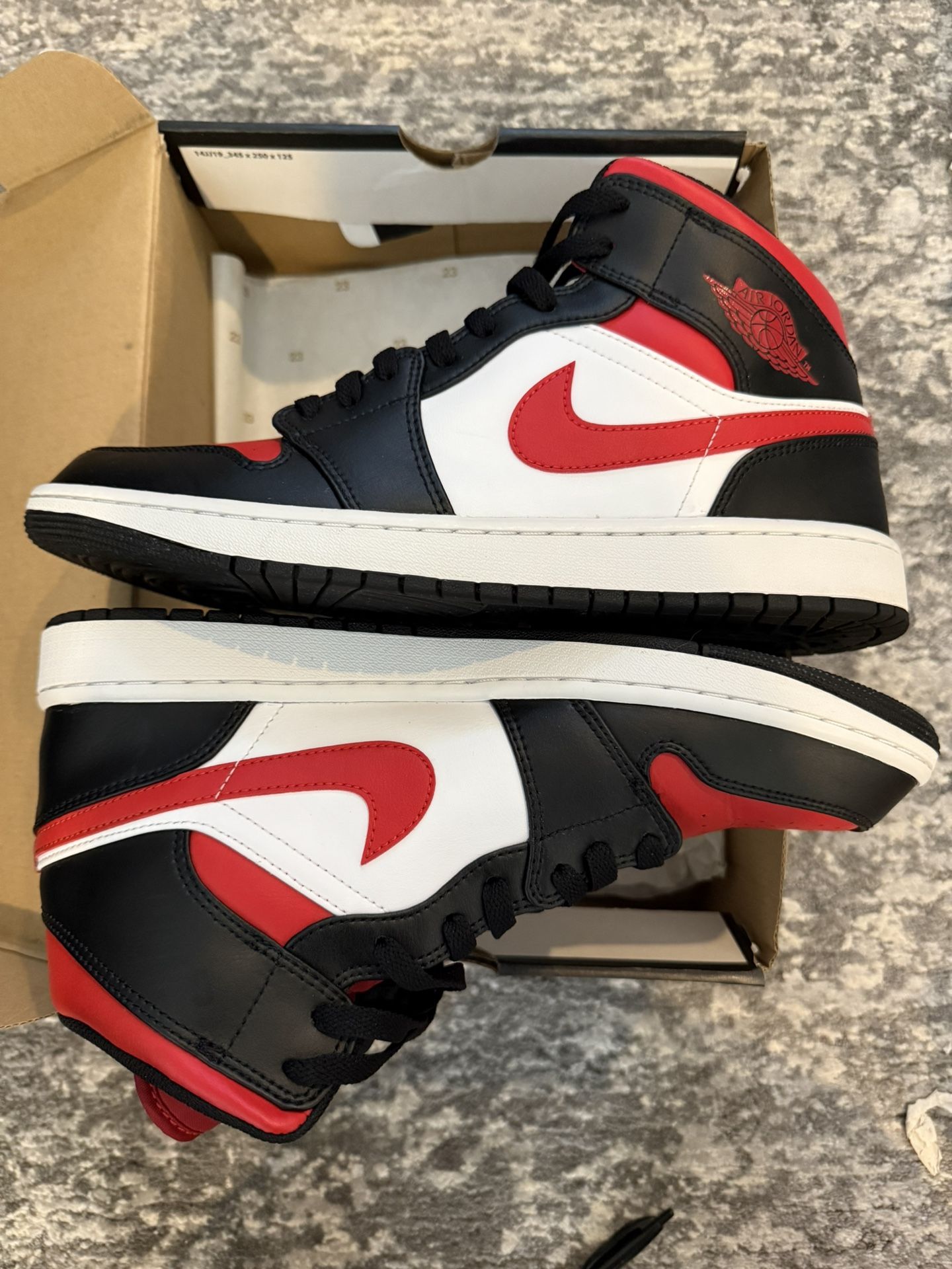 Air Jordan 1 Mid Men’s Size 12 New