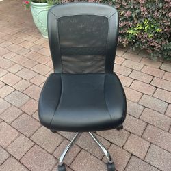 Mesh Back Swivel Chair-Located in Sanford near Lake Mary. Pick up only