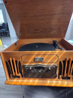 SPIRIT OF ST. LOUIS TURNTABLE CD AND PLAYER/ RPM RECORDS
