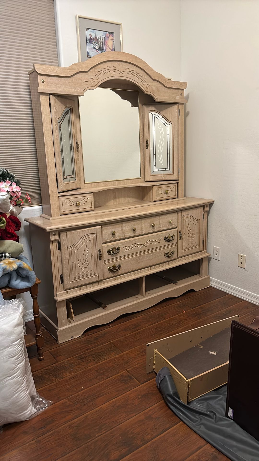 Dresser With Mirror