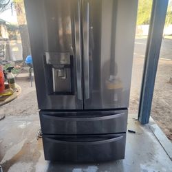 LG FULL SIZE 4 DOOR STAINLESS STEEL REFRIGERATOR (FRIDGE) WATER AND ICE AVAILABLE 