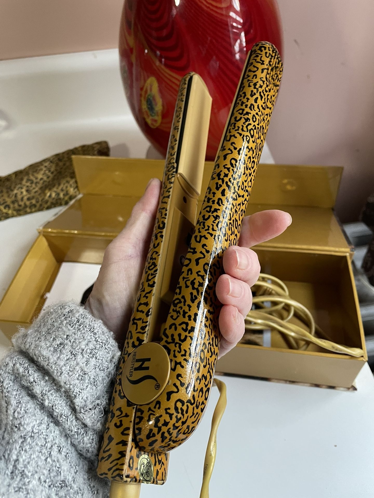HErSTYLE NIB golden black hair straightener tool. Full-size.