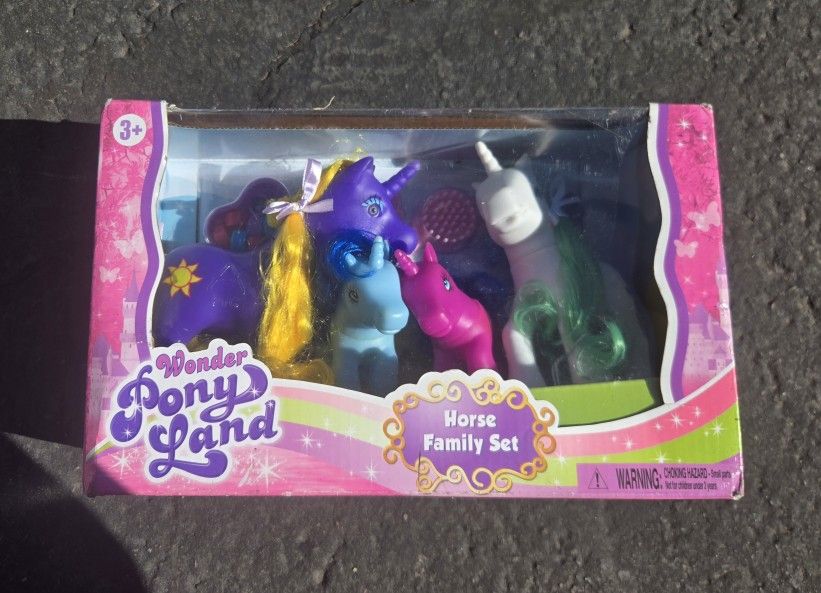 Wonder Pony Land Horse Family Set