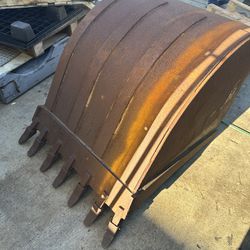 Cat 32” excavator bucket