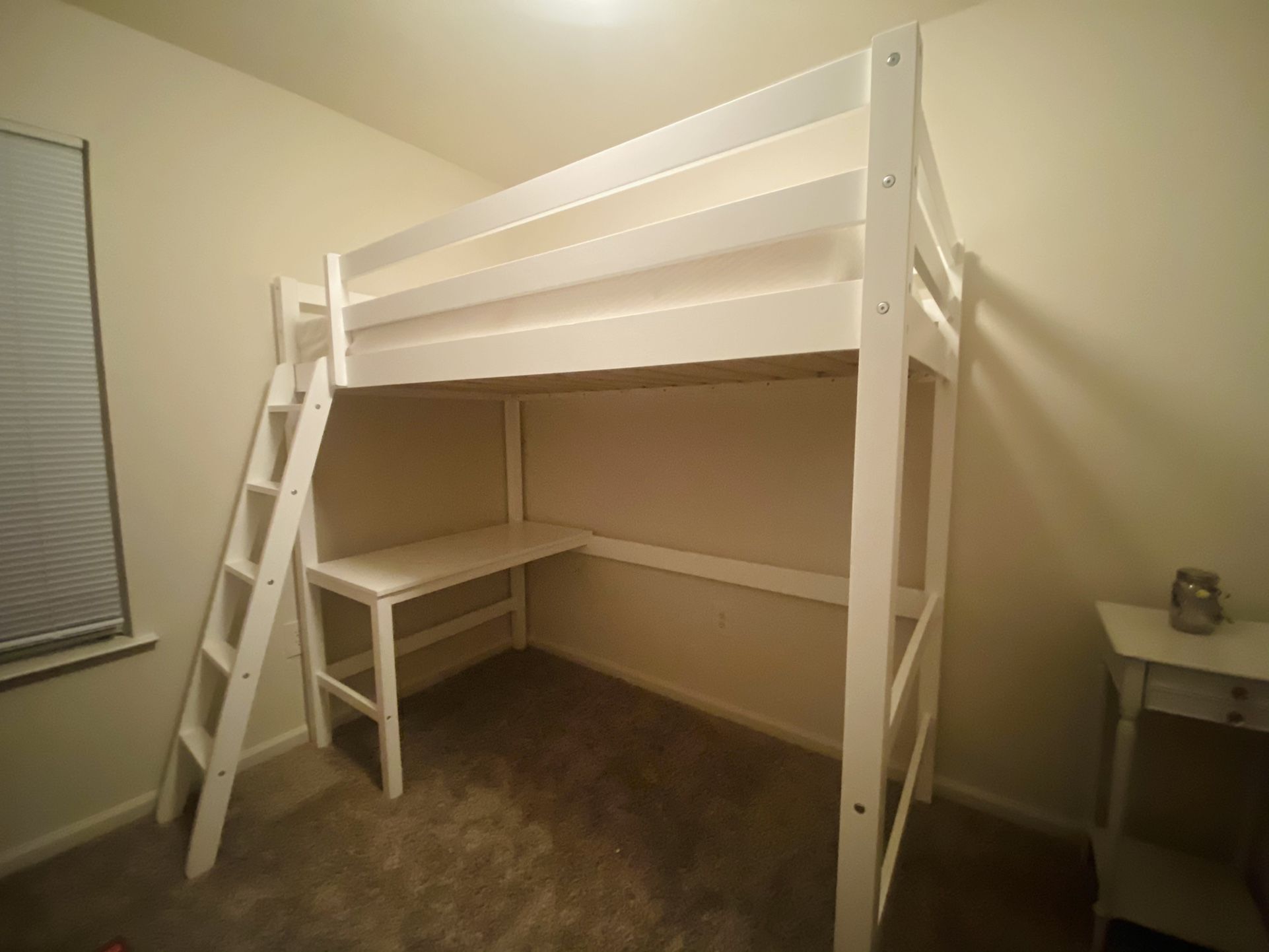Beautiful Loft Bed With Desk for Sale in Gallatin, TN OfferUp