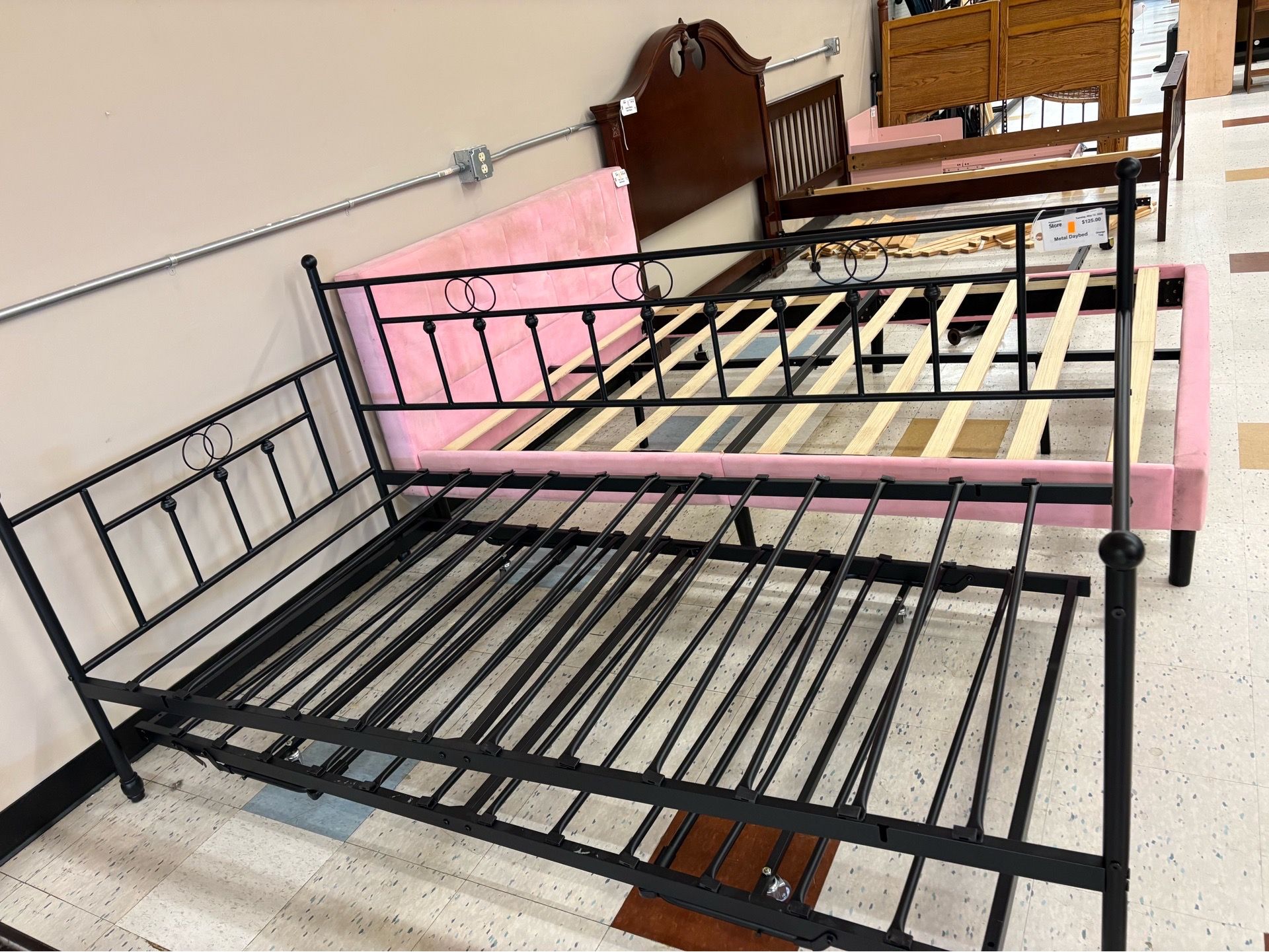 Black Metal Twin Day Bed w/Trundle