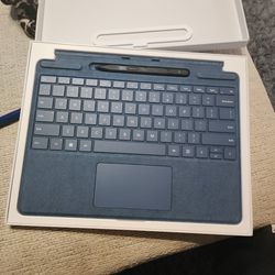Surface Pro Signature Keyboard With Pen