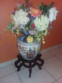 Ornament of flower y pot and base