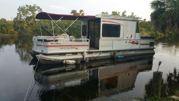 32 ft Suntracker Pontoon Boat For Sale or Trade for Sale 